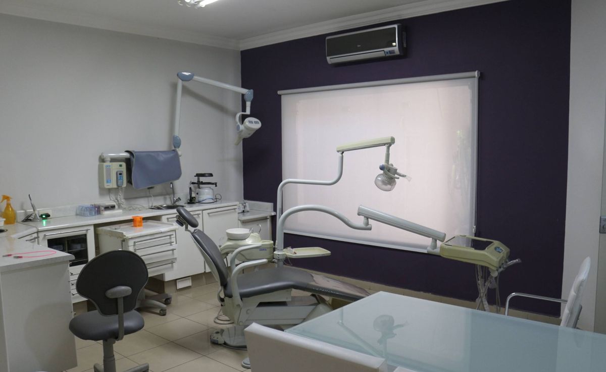 Consultório odontológico com parede escura