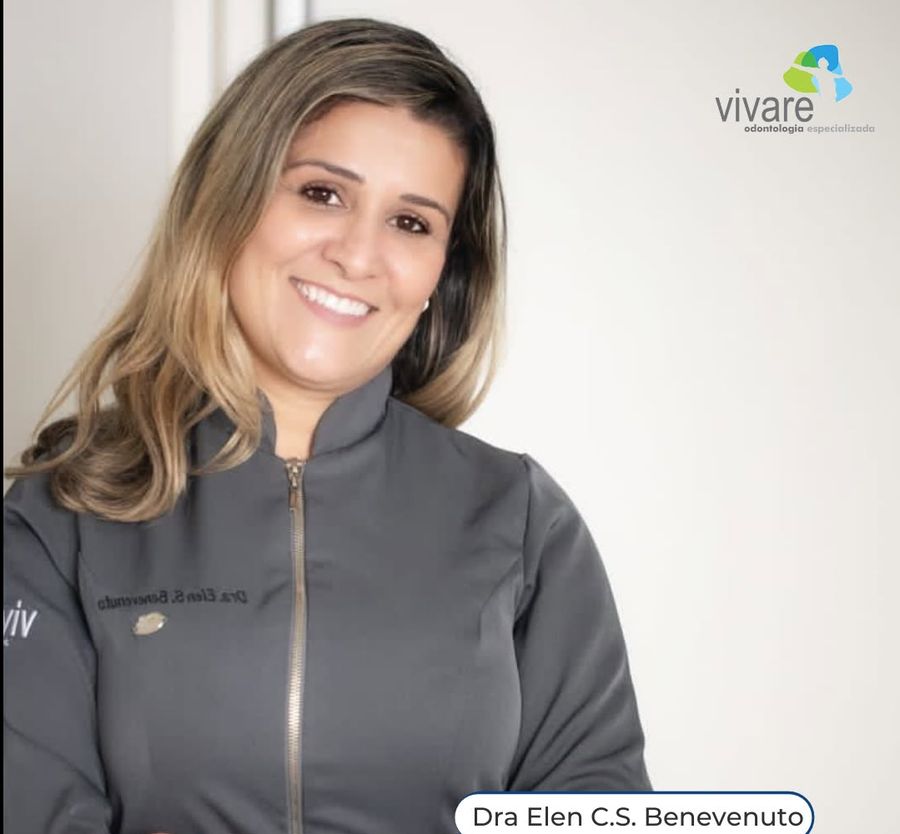 Dra. Elen C. S. Benevenuto sorrindo, de jaleco cinza da Vivare