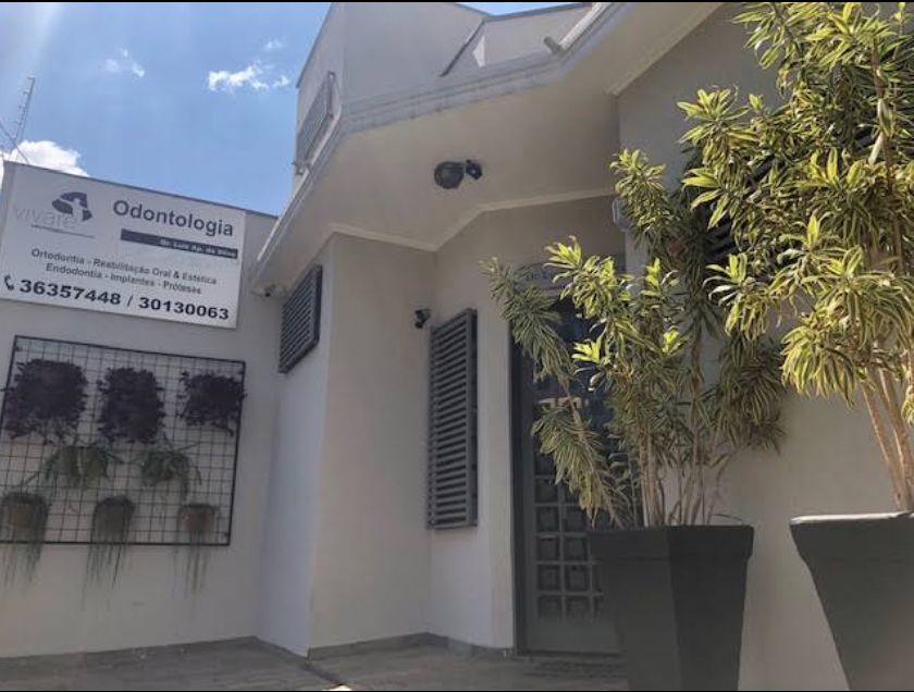 Entrada com plantas e jardim vertical