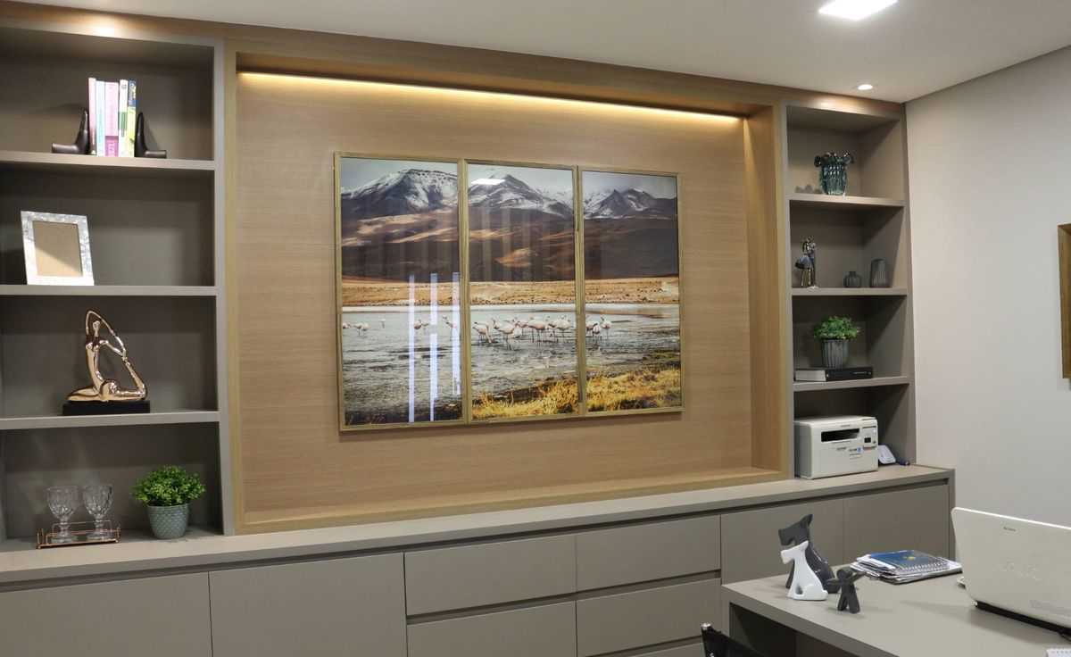 Sala de atendimento com painel de madeira